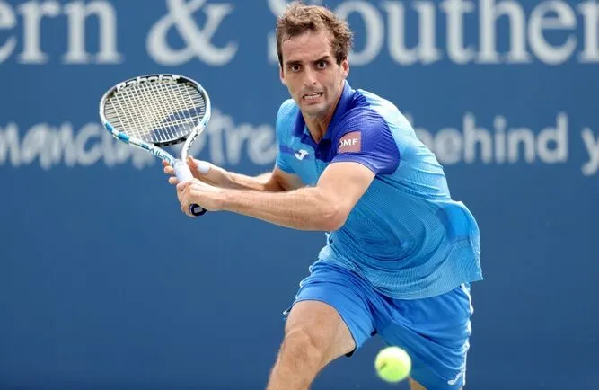 Albert Ramos posa contra les cordes Berrettini a Cincinnati (6-7, 6-3, 7-5)
