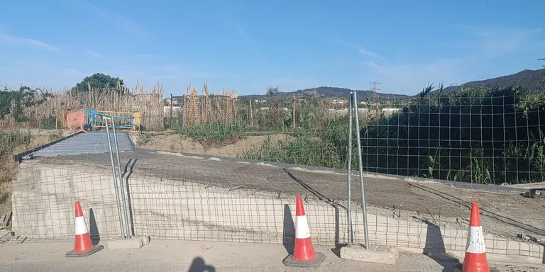 Les obres per renovar la passera de la Riera de Pineda continuen