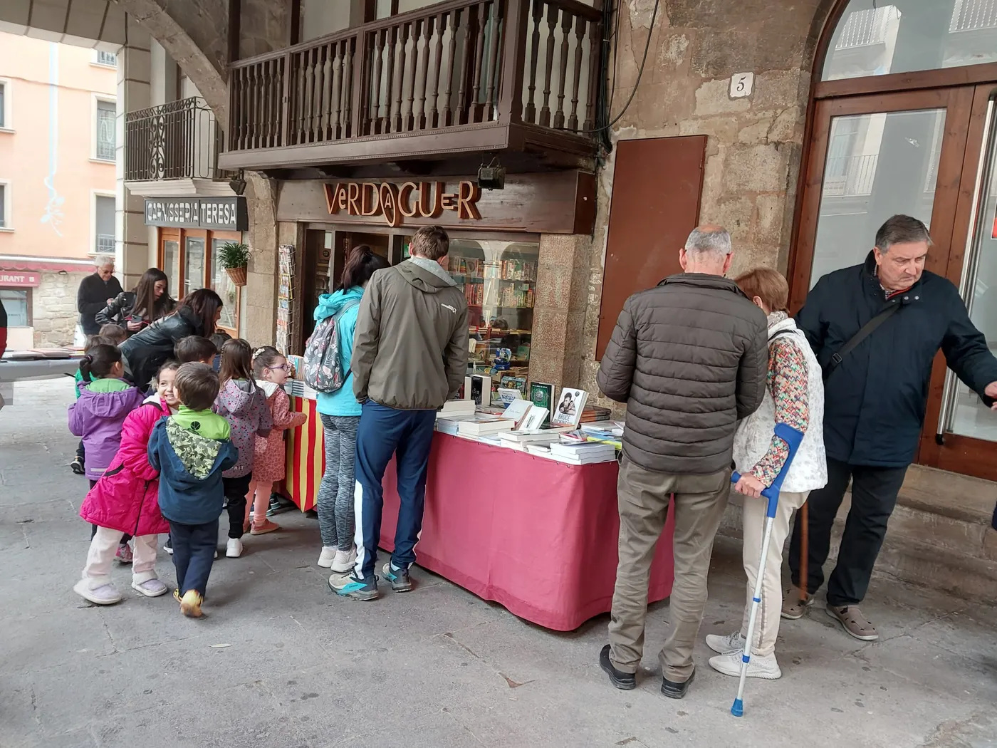 Les escoles i els compradors més matiners desafien els núvols i la fresca del matí de Sant Jordi a Solsona