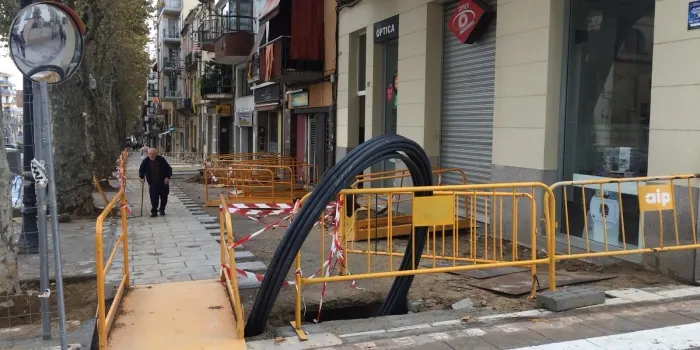 Les obres de renovació de les lloses de la Riera encaren la seva recta final