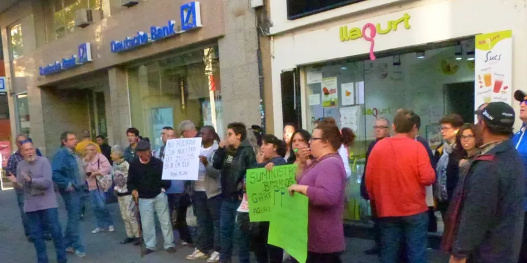 Una concentració defensa l’aplicació de la Llei de pobresa energètica catalana