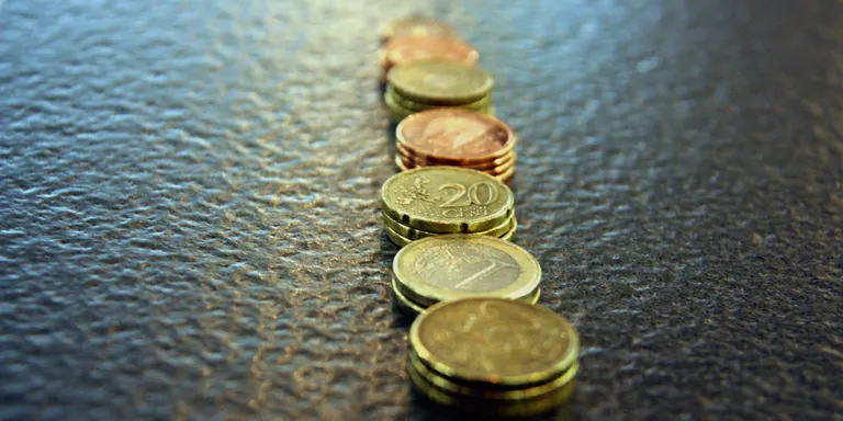 L'euro assoleix la paritat amb el dòlar per primera vegada en 20 anys