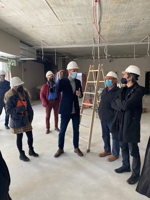 Futurs usuaris de les Cases dels Mestres visiten les obres d'ampliació de l'equipament, que es preveuen enllestides a la tardor
