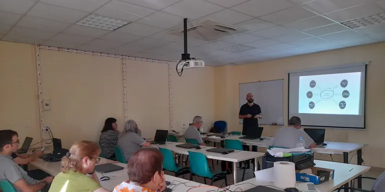 L'historiador Ginés Puente explica com realitzar una biografia a la segona sessió del Taller d’Història Local