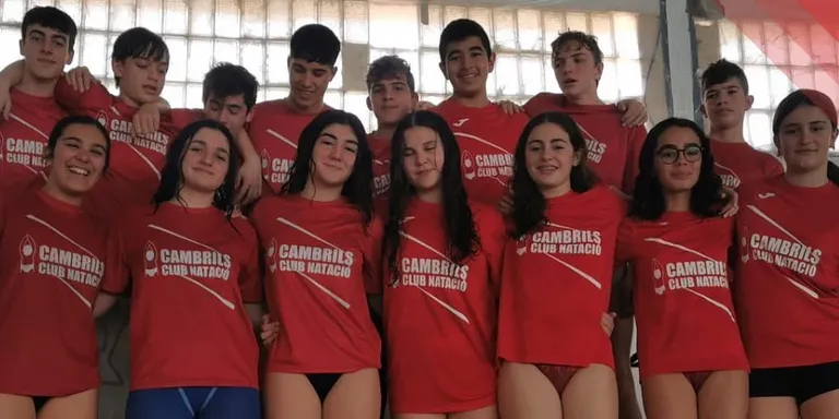 Una quinzena de nedadors del Cambrils Club Natació participen a la Tarraswim B celebrada al CN Reus Ploms