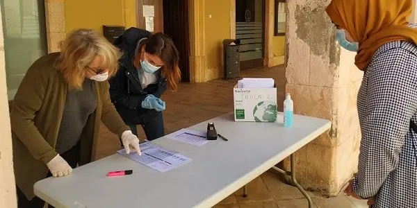 L’Ajuntament d’Altafulla i l’Escola La Portalada reparteixen material educatiu imprès entre una vintena de famílies