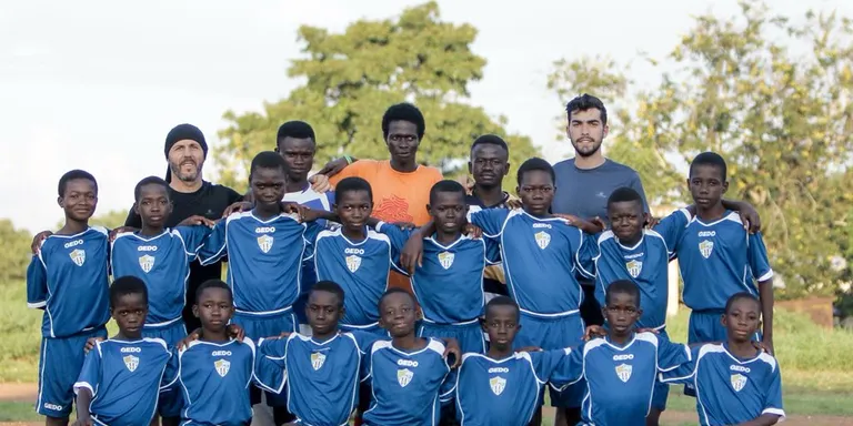 La UE dóna material tèxtil i esportiu a nens i nenes de Ghana