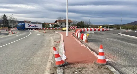 OBRAS DE ASFALTADO EN LA ROTONDA DE AMUTE EL JUEVES, VIERNES, LUNES Y MARTES