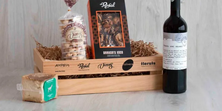 Torrons Vicens i quatre entitats creen un lot de Nadal amb compromís social