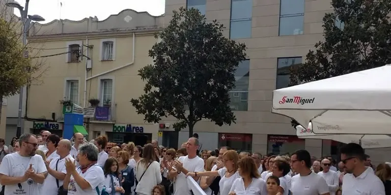 Centenars de persones es concentren a Rubí sota el lema "Parlem?"