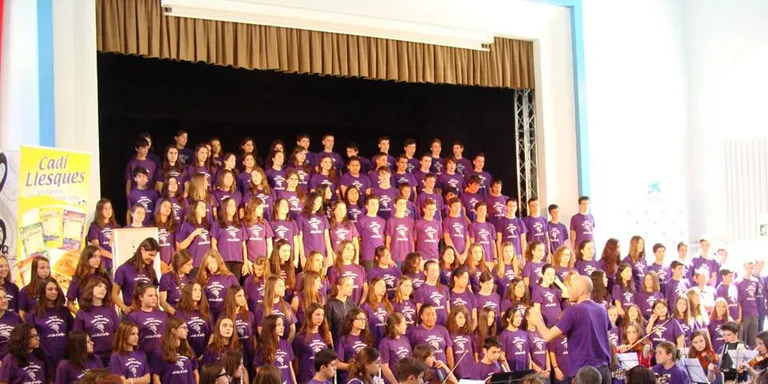 La Coral i l'Orquestra de l'Institut Joan Brudieu actua al centre de Barcelona