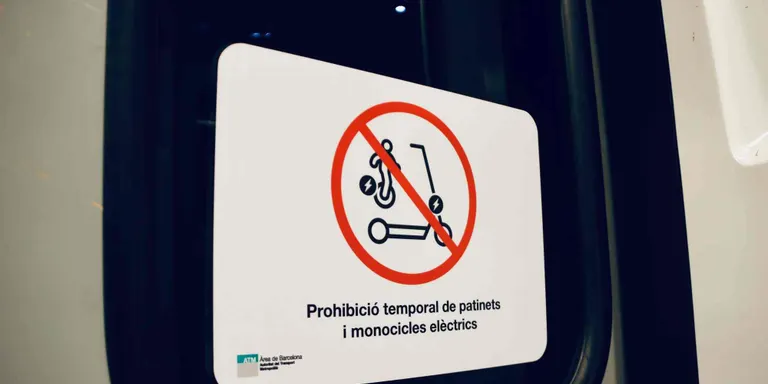 Pujar amb el patinet al tren o a l'autobús pot suposar des d'avui una multa de 200 euros