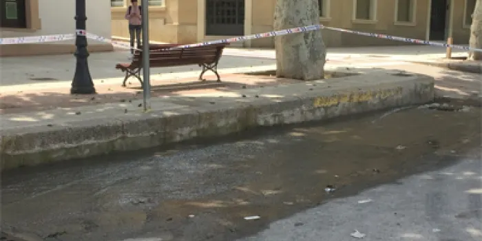 Un 'tap' de draps, compreses, tovalloletes i altres materials embussa la canonada del Calisay