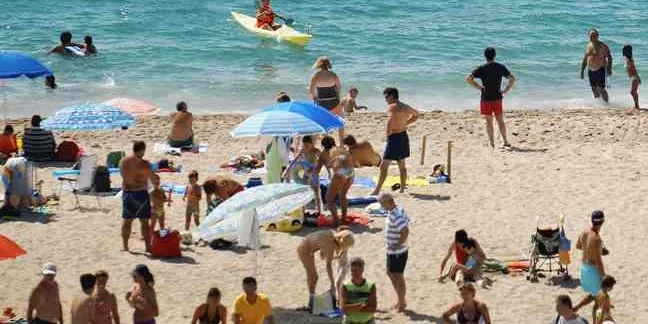 Primer cap de setmana de gran afluència de banyistes a les platges de Pineda