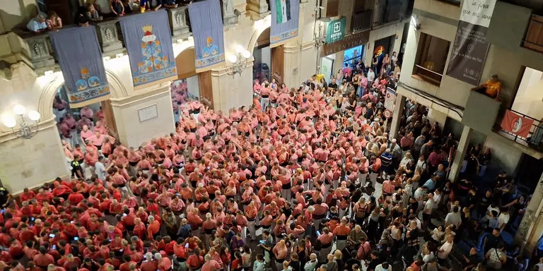 Les dues colles vallenques porten el pilar de 8 amb folre i manilles a la Diada Nacional