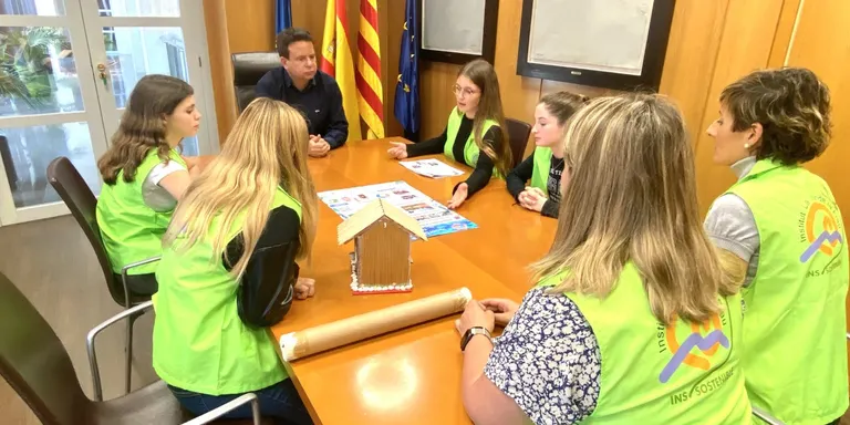 Els alumnes de l’institut Mar de la Frau traslladen a l’alcalde propostes per millorar el parc proper al centre