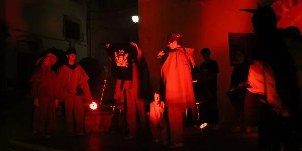 Denuncien "humiliació i insults" en els versots dels Diables Petits mentre que l'entitat esgrimeix l'aval de la "sàtira i la llibertat d'expressió" en aquesta tradició festiva