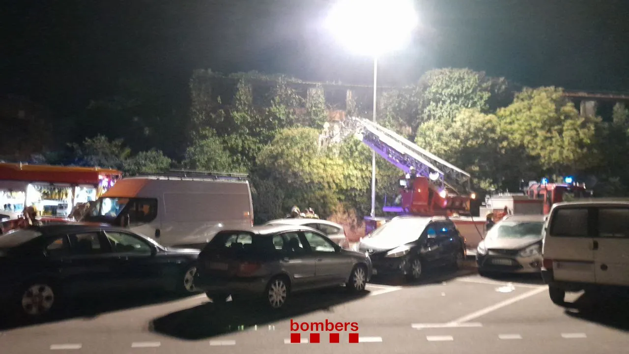 Incendi en una nau abandonada de la plaça del Carme