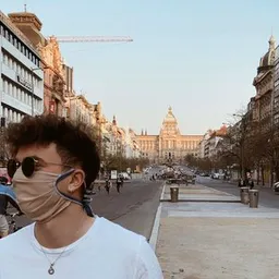 Entrevistes de la Plaça Mireia del 4/6/2020 — Erasmus a Praga en temps de COVID-19: l'experiència d'Adrià Vila entre mascaretes, oci i universitat online - episode art
