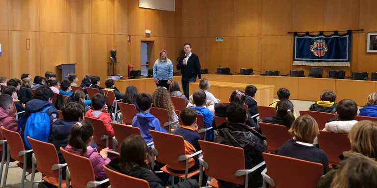 L’alumnat de 3r de primària de l’Escola Guillem Fortuny fa una visita a l’Ajuntament de Cambrils