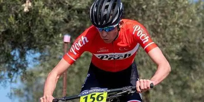 Roger Parella del Club Ciclista Pineda guanya la cursa de l'Open Girona disputat a Vilajuïga