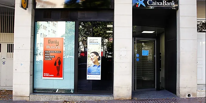 Els veïns de la part alta de la Riera recullen més de 500 signatures contra el tancament de l’oficina de CaixaBank