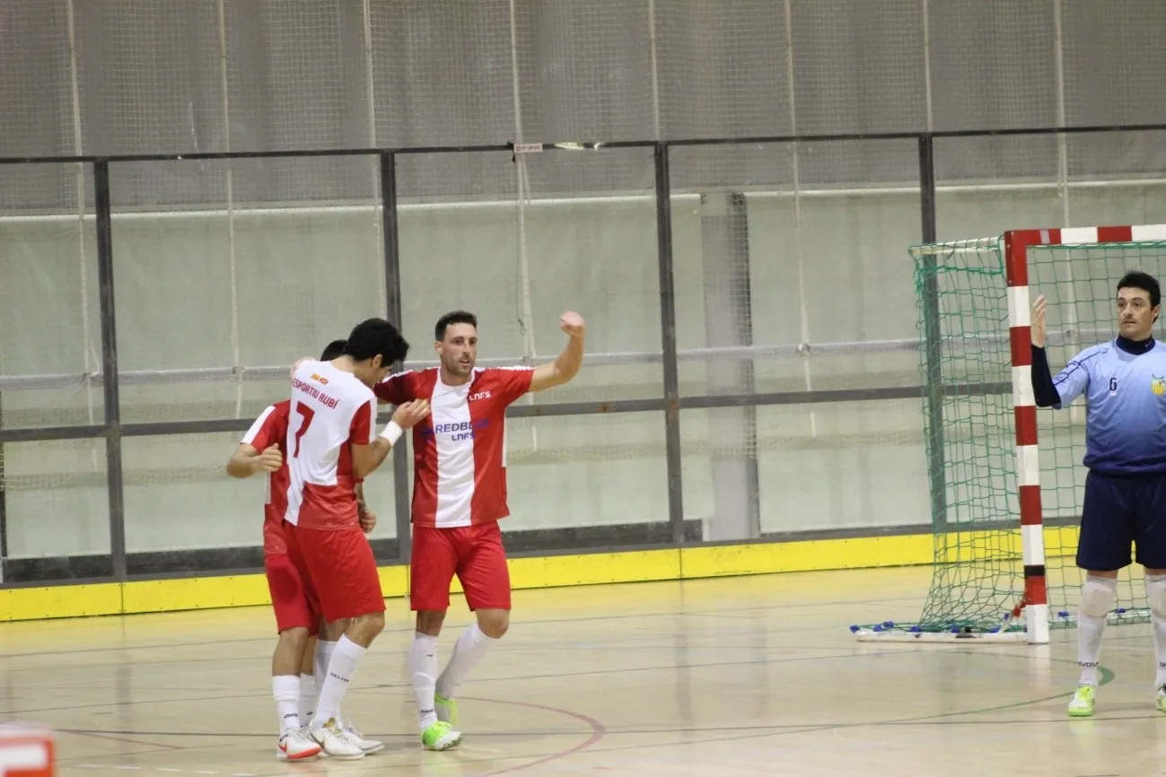 Els jugadors de l'Esportiu masculí en la celebració d'un gol