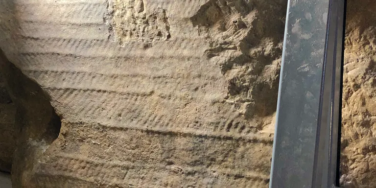La restauració dels tres primers menhirs del projecte "Gegants Immortals" treu a la llum gravats que no es coneixien