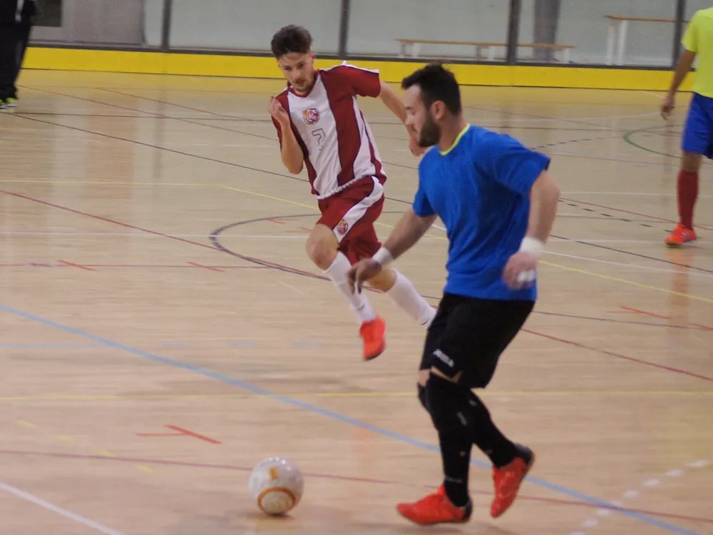 Eros lluita per una pilota dissabte. El rubinenc va completar un 'Hat trick' davant del Viladecans