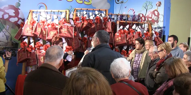 El sorteig de pernils i vals de descompte ha posat punt i final a la campanya de Nadal del Mercat Municipal