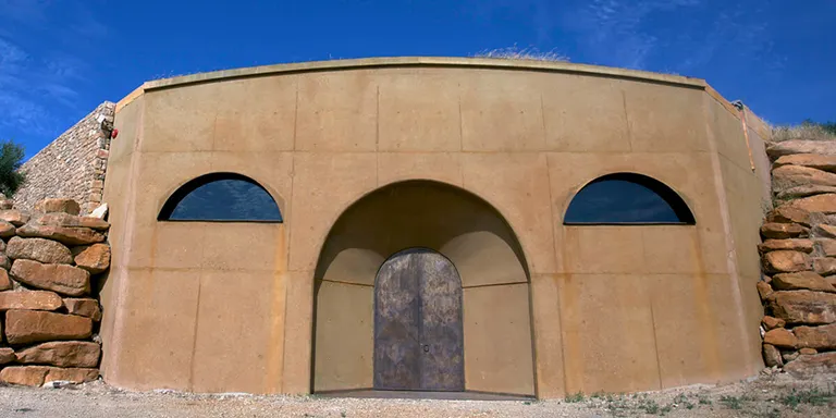 El celler Mas Blanch i Jové convida art i vi amb una escultura efímera d'Erik Schmitz