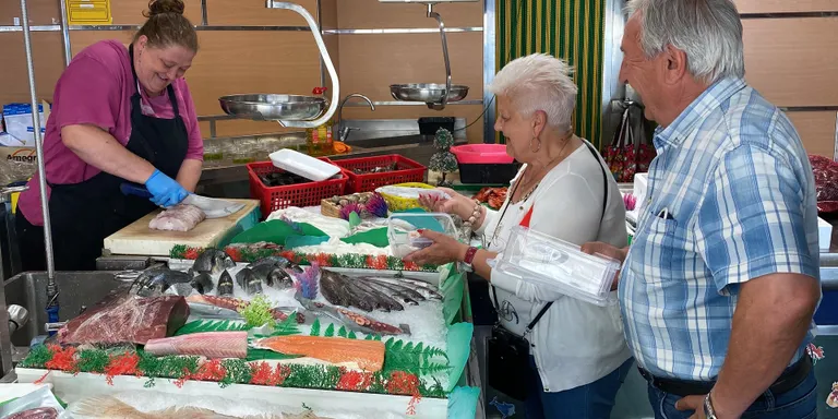 Es reparteixen gairebé 1.900 lots de tàpers a la Seu d'Urgell per utilitzar-los a l'hora de comprar productes frescos