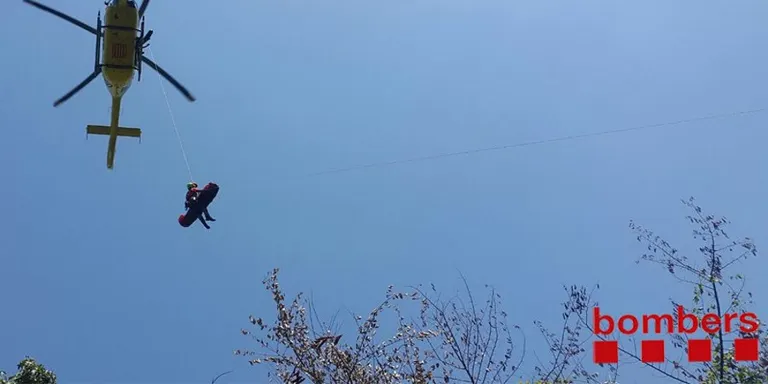 Els bombers rescaten un ciclista rubinenc accidentat al Pla de l'Estany