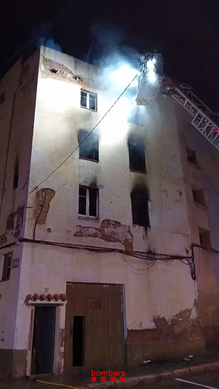 Un incendi afecta tres plantes d’un immoble del carrer de l’Hort dels Alls