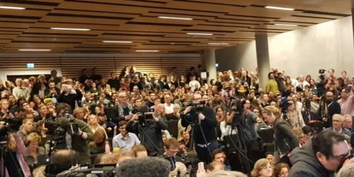 L’arenyenca d’origen danès, Marian Farnov, segueix en directe la xerrada de Carles Puigdemont
