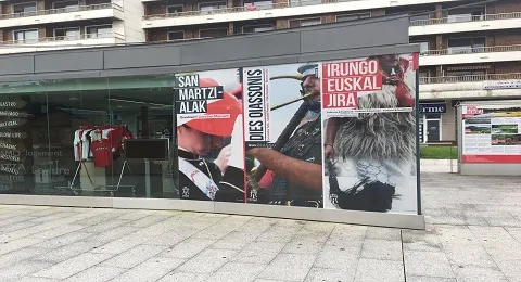 LA OFICINA DE TURISMO SE TIÑE DE ROJO, NEGRO Y BLANCO
