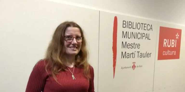 La periodista de Ràdio Rubí, Lidia Martín, recull el Premi Santa Àgueda