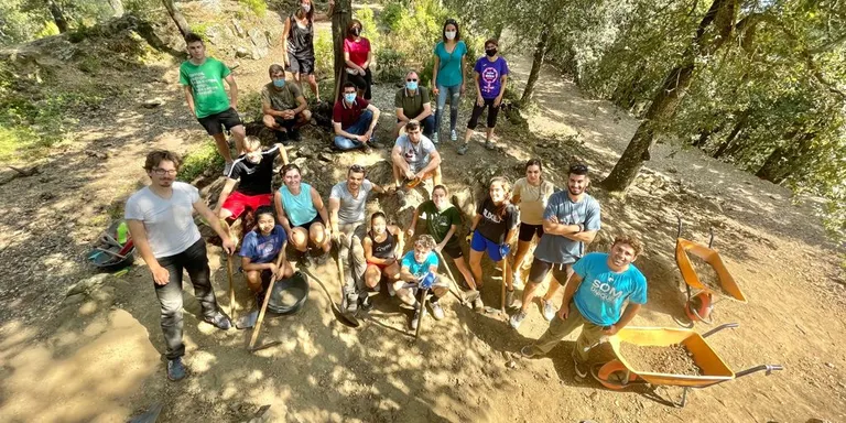 El castell de Montsoriu acull el 29è Camp de Treball d’Arqueologia amb joves provinents d’arreu del món