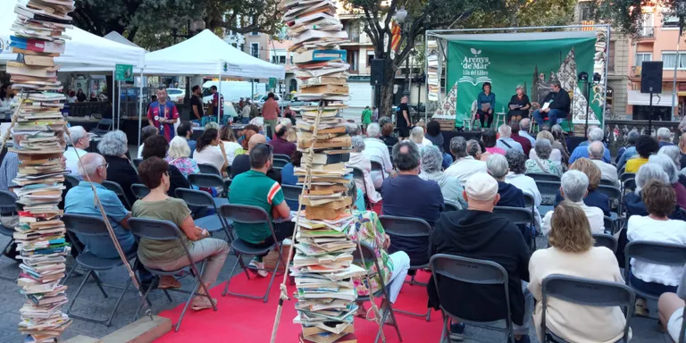 La primera edició de la Vila del Llibre gaudeix d'una bona assistència de públic