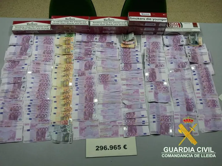 Intervenen prop de 300.000 euros a tres membres d'una mateixa família