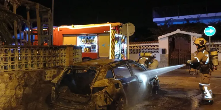 Crema un vehicle al barri dels Munts