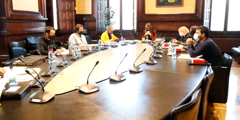La Mesa del Parlament elimina directament les llicències per edat i negociarà amb els treballadors una nova regulació