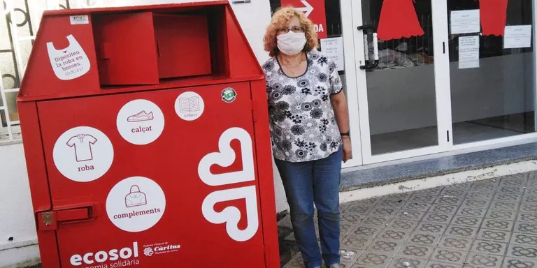 El Rober de Càritas estrena un contenidor per deixar roba a qualsevol hora al seu pati del C/ de Mar
