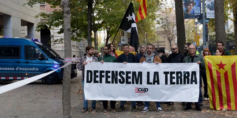 Un regidor de la CUP investigat per cremar una bandera espanyola en un concert a Girona s'acull al dret a no declarar