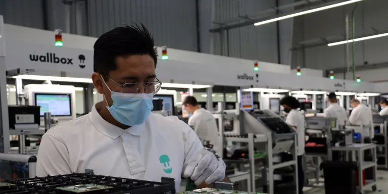 Wallbox inaugura la seva nova fàbrica a Barcelona per produir un milió de carregadors el 2025