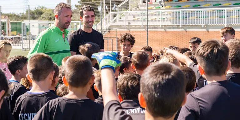 Isaac Cuenca, exjugador del Barça, visita l'escola "Tecnifica't" a Constantí