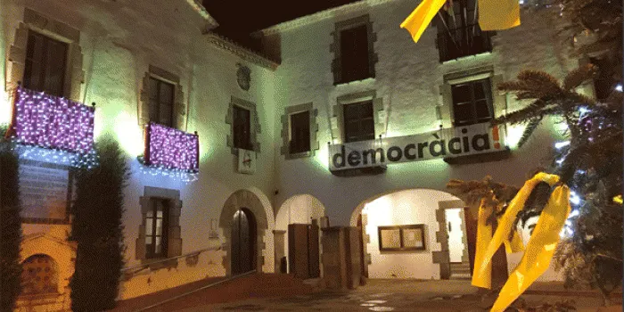 L'Ajuntament ja ha retirat les pancartes i llaços grocs dels equipaments municipals