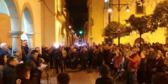 Unes 300 persones es concentren a Pineda de Mar contra el maltractament infantil