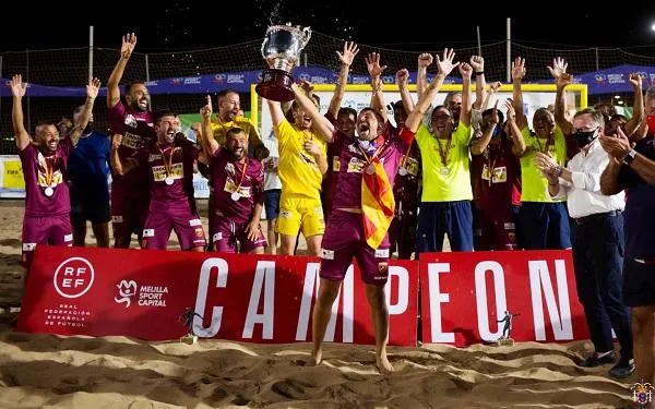 Els torrencs Adrián Frutos i Eliott Mounoud guanyen la Copa i la Supercopa d’Espanya de Futbol Platja amb el San Francisco