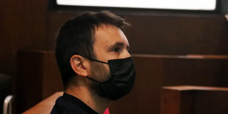 El TSJC condemna a sis mesos d'inhabilitació el diputat de la CUP Pau Juvillà per no retirar llaços grocs de la Paeria